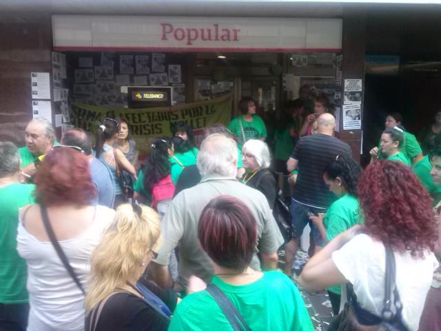 PAH_MOLLET's tweet photo. Gracias a todas por el apoyo recibido!!! @LA_PAH unida jamas sera vencida. #ultimatumalpopular http://t.co/rojh9ReseR