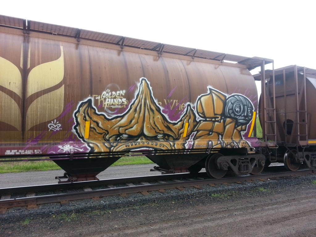 GraffTrain's tweet photo. #SOAK GOLDEN HANDS #BENCHING #FREIGHT #TRAINS #GRAFFITI #PHOTOGRAFFADDICT #PHONESNAP #ROLLINGTODAY #SPRAYBOMBING #ART http://t.co/JA3Vxp8fs0
