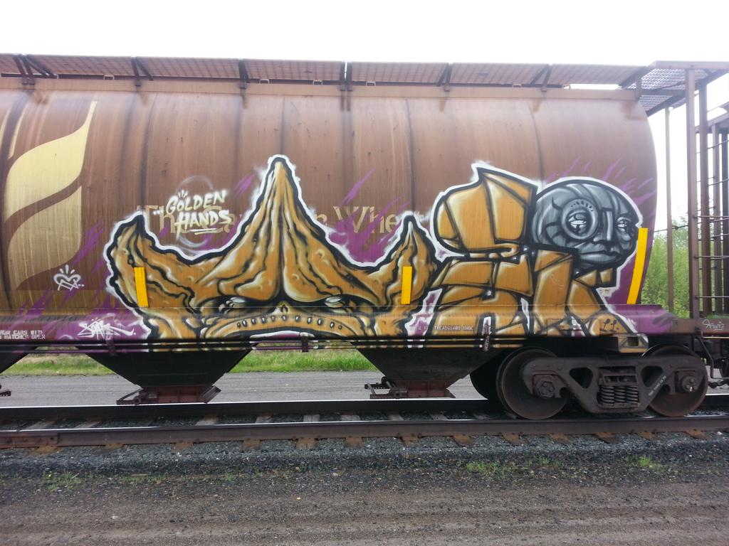 GraffTrain's tweet photo. #SOAK GOLDEN HANDS #BENCHING #FREIGHT #TRAINS #GRAFFITI #PHOTOGRAFFADDICT #PHONESNAP #ROLLINGTODAY #SPRAYBOMBING #ART http://t.co/JA3Vxp8fs0