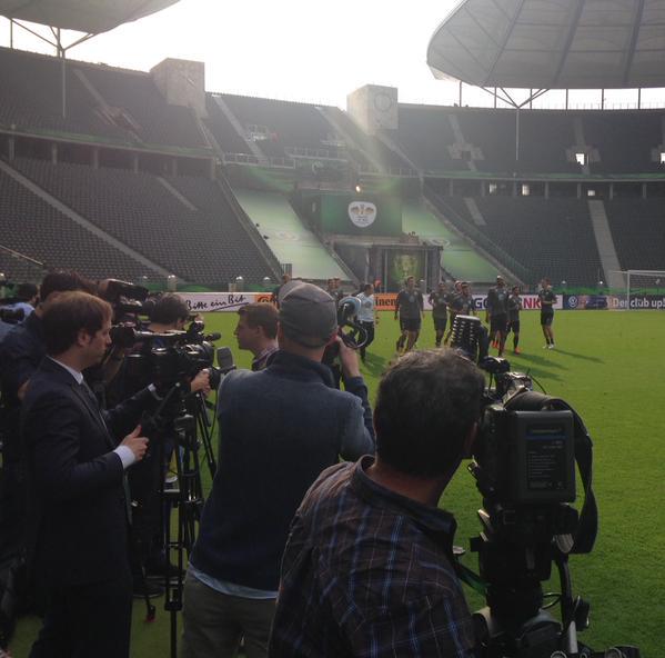 #cupfinal #BVBWOB Final training session in the Olympiastadium ahead of the clash with Borussia Dortmund. http://t.co/RVKPl4Xp8H