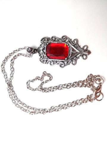 TMI_Paraguay's tweet photo. Izzy is nothing without her Necklace.  Cecily give her that Necklace!  #GiveIzzyHerNecklace @ShadowhuntersTV http://t.co/zeLpRrCtGD