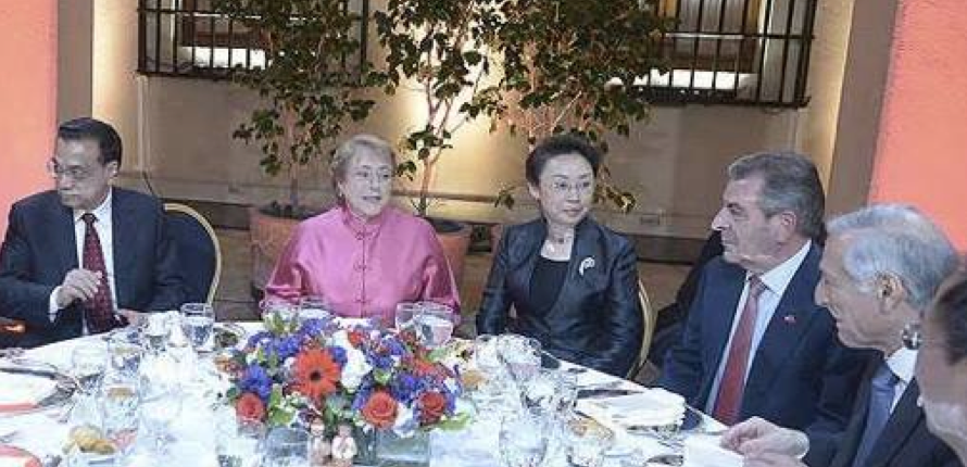 RealMauricioG's tweet image. MB ofreció cena en honor 1er Min de China, fue vestida de china, a una cena con chinos que se visten occidentalmente