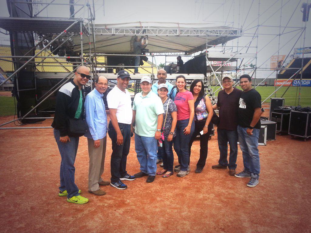 Experiencia360V's tweet photo. Parte del equipo ya en el terreno del Jose Bernardo Pérez, donde se realizará #Experiencia360 http://t.co/6aqpl9MTWI