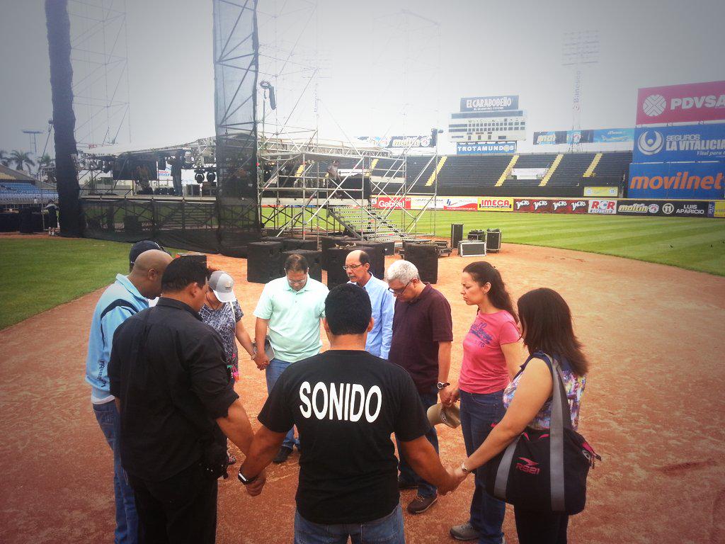 Experiencia360V's tweet photo. Clamando por lo que Dios hará en este hermoso evento, recuerda MAÑANA a las 4pm en el Estadio Jose B Pérez. http://t.co/jQZPhGnXCT