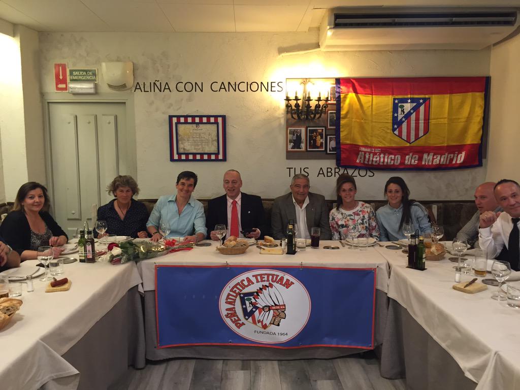 AtletiFemenino's tweet photo. .@lolaromero5, María Vargas y las jugadoras @Estheeer9 y @MapiLeon11 en el 51º aniversario de la Peña de Tetuán. http://t.co/8ny4ptzc5v