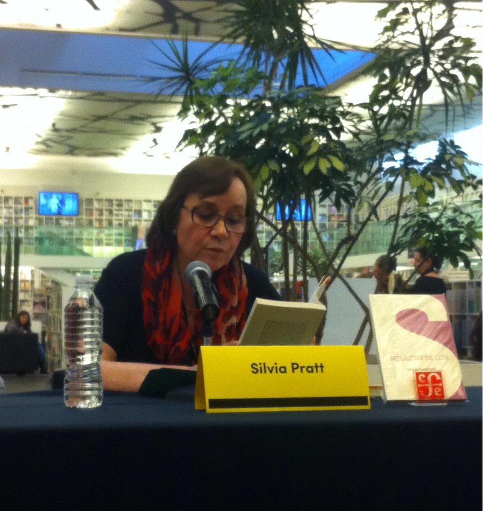 fli_mx's tweet photo. Maravillosa charla y hermosa lectura de Silvia Pratt, gracias a ella y a @mantiseditores por su presencia en la #FLI http://t.co/bQyaYwS7sK