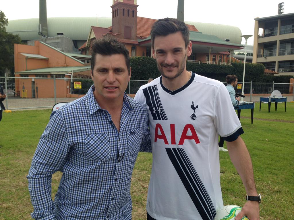 Hugo Lloris meets Aussie Rules legend <a href="/SCrawf9/">Shane Crawford</a> at the AIA family day. #SpursInSydney