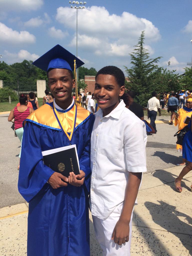 JamalKyale's tweet photo. Congrats to my other Amigo for graduating. I'm so proud of you Warren!! #2k15grad #wisegraduation 🎓🙌🏾 @versacepants http://t.co/uKJ4UIqLXH