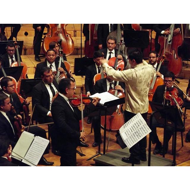 elsistema's tweet photo. #Ahora la #OSSBV interpreta junto a @eddymarcano, por primera vez en Venezuela, el Concier… http://t.co/AAsKPwE6PO http://t.co/AEIA9D7iJ5