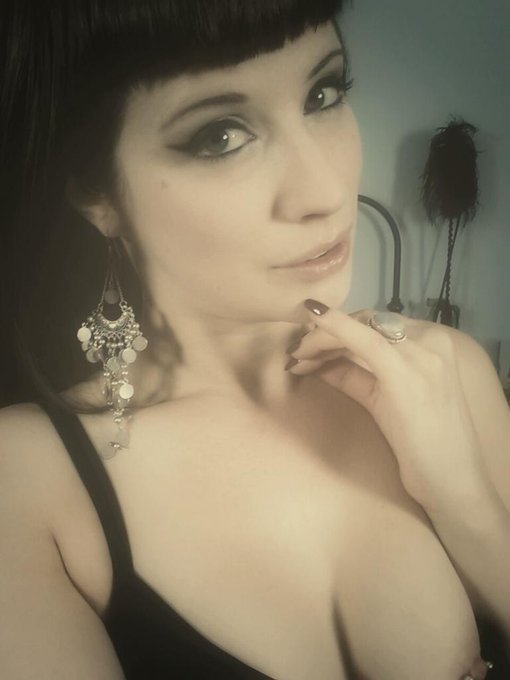 I'm live on http://t.co/2bzZqNfSB4. Come and play. Videos &amp; pic sets for tips ☺ Help me reach my #cumshow<a href="/tag/tmblr"class="tags"><span>#tmblr</span></a><a href="/tag/cumshow"class="tags"><span>#cumshow</span></a>