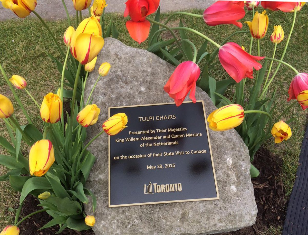 koninklijkhuis's tweet image. Koningspaar onthult één van de zeven Tulpi-stoelen die zij aan Toronto schenken  #NLstatevisitCAN #DutchDesign