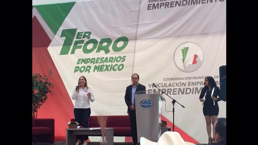 GerardoElizondo's tweet photo. Todo un éxito nuestro foro "Empresarios por México" de la CVEE del PRI 👍 @AdrianaFuenTell @CCQ_PRI @ChihuahuaPRI http://t.co/Yko39w5s7I