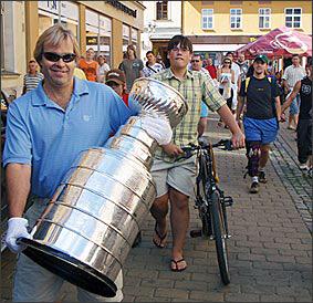 FATTSO_StL's tweet photo. @Jimmy_3rd Appreciate the extra careful handling of the Cup with the white gloves.  You look like this guy a bit http://t.co/9PBIeDZHOf