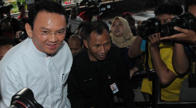 Ijinan Hok <a href="/liputan6dotcom/">LIPUTAN6</a>: Ahok Geleng Kepala Tahu Lia Eden Minta Izin Daratkan UFO di Monas bit.ly/1d4Ikhm "