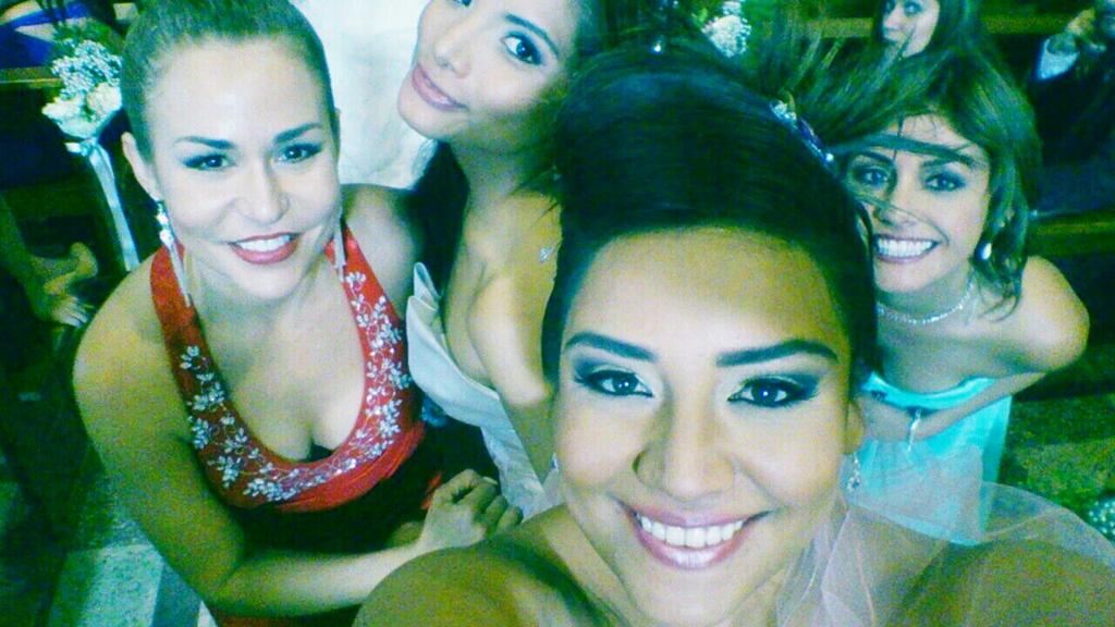MarylolyLopez's tweet photo. @Saraghina_Thays @ValeBringasM http://t.co/7rUh0Af0de