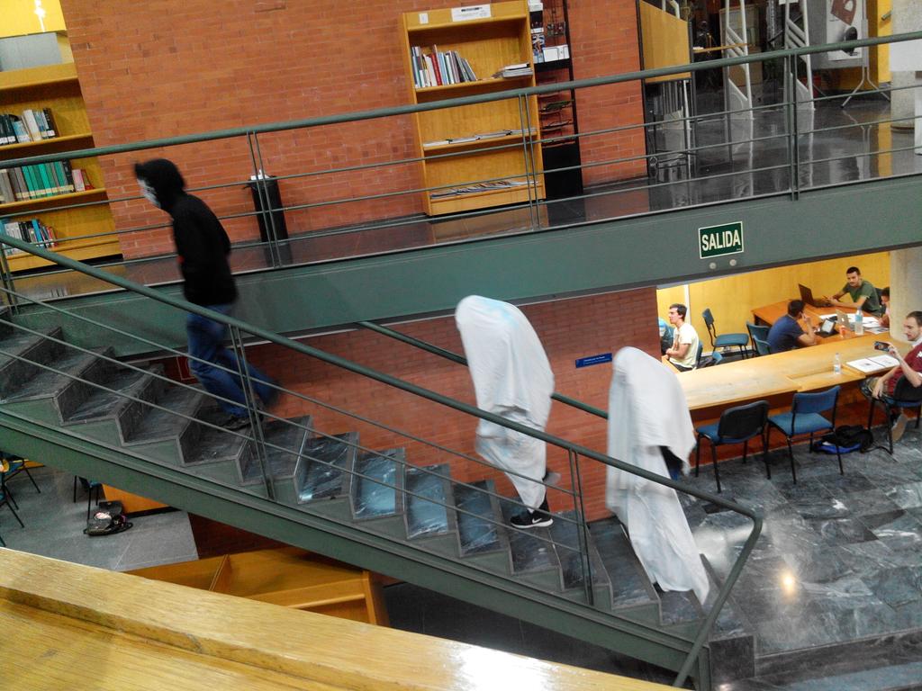 ClauudiaaSg's tweet photo. Cosas que pasan en la biblioteca de noche @LigoteoUMA http://t.co/pkIBLSTmVA