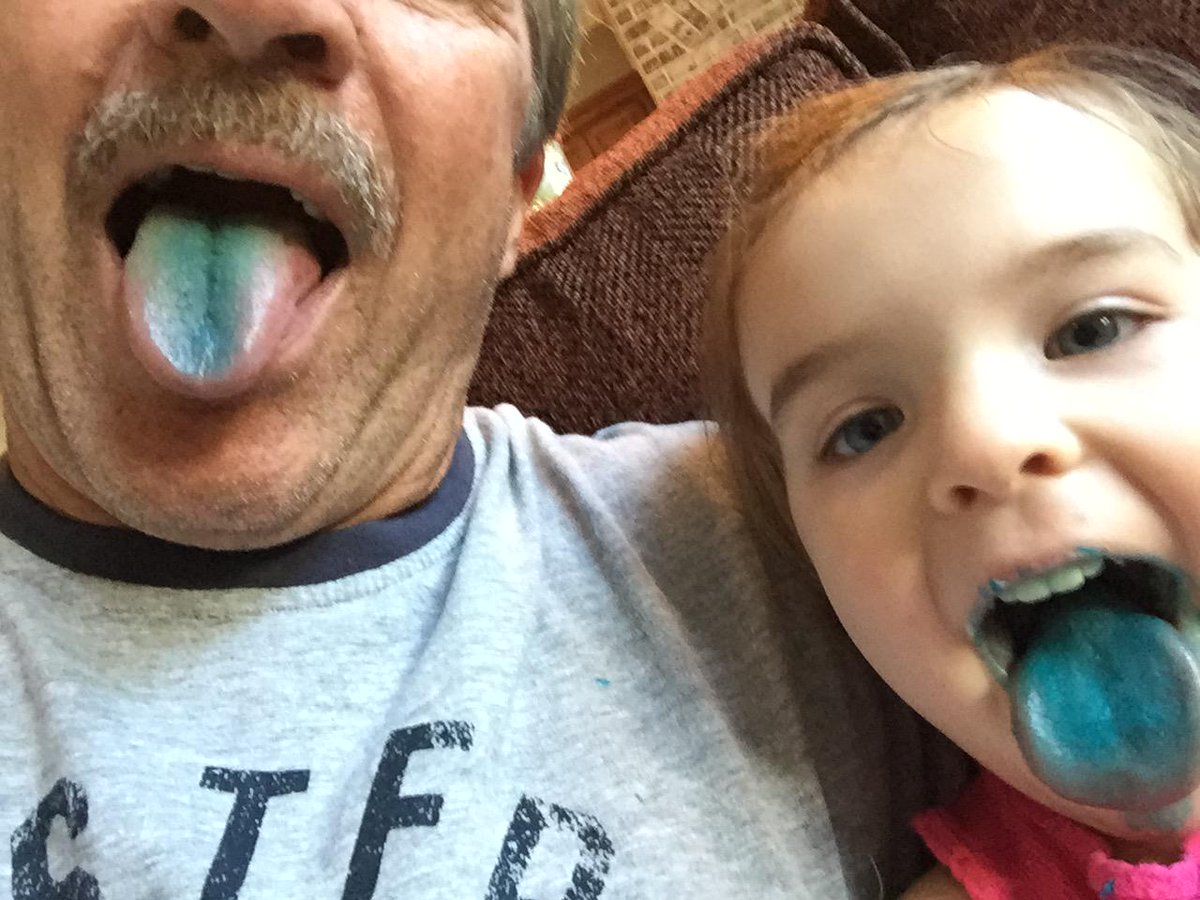 peteben1's tweet photo. Little Camryn and I sure love blue frosting!!! #sugarrules http://t.co/hXgIOsJ2OX