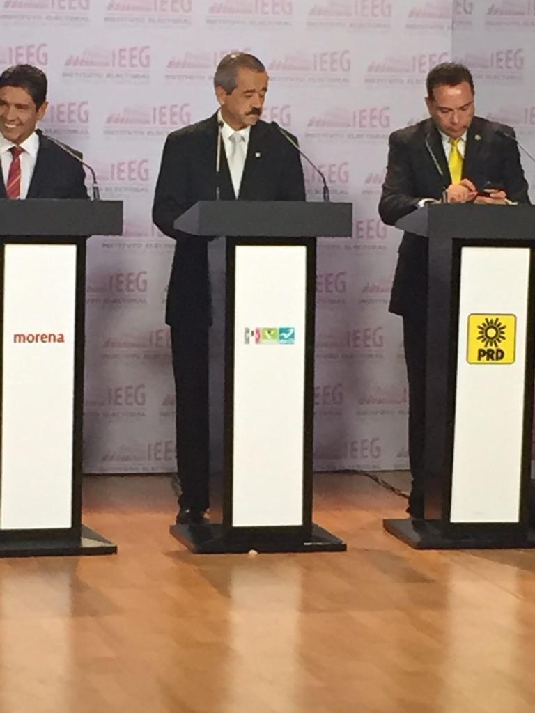 SomosCordova's tweet photo. El Dr. @JACVillalobos se encuentra listo para el #DebateLeón #VoyConElDoctor http://t.co/SkIpWHhFeS