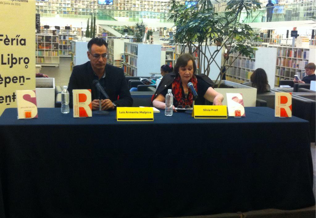fli_mx's tweet photo. En este momento en la #FLI, @mantiseditores, dos libros y la amena charla de Silvia Pratt y Luis Armenta Malpica. http://t.co/MAn2UCmSzP