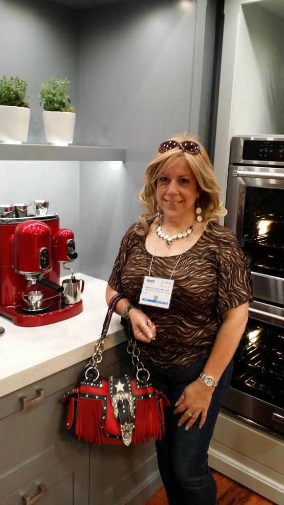 ktchndsgnr's tweet photo. Loving the red and black stainless #boldnewdesign @KitchenAidUSA @thenkba #DODLA @paulakennedyckd http://t.co/5HqJoGf7OQ
