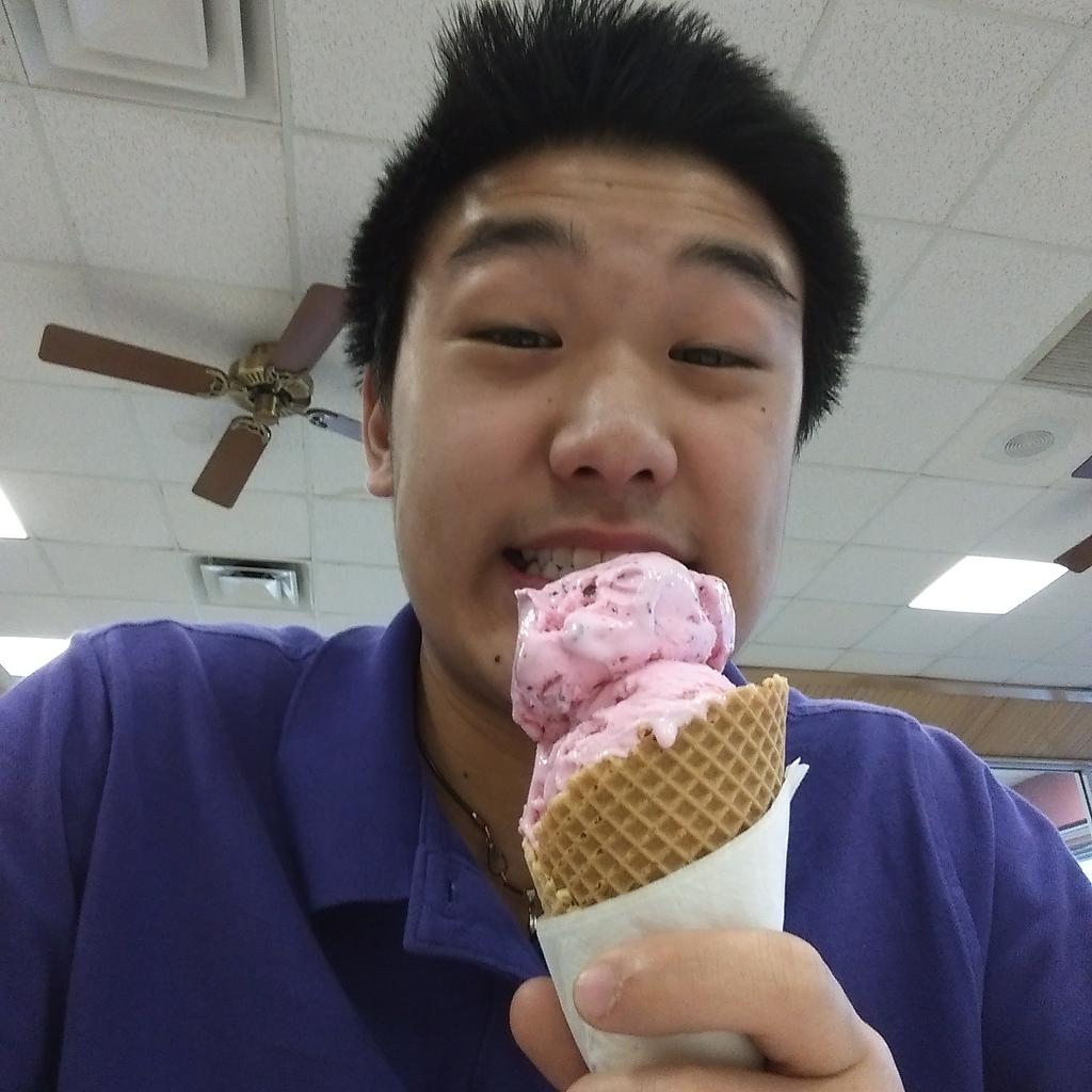 JesperJiang's tweet photo. Getting a head start to the summer with some Braum's ice cream #Summer #Braum #IMissBlueBell #IceCream 🍦🍦🌞⛅ http://t.co/55Bssx1Nyt