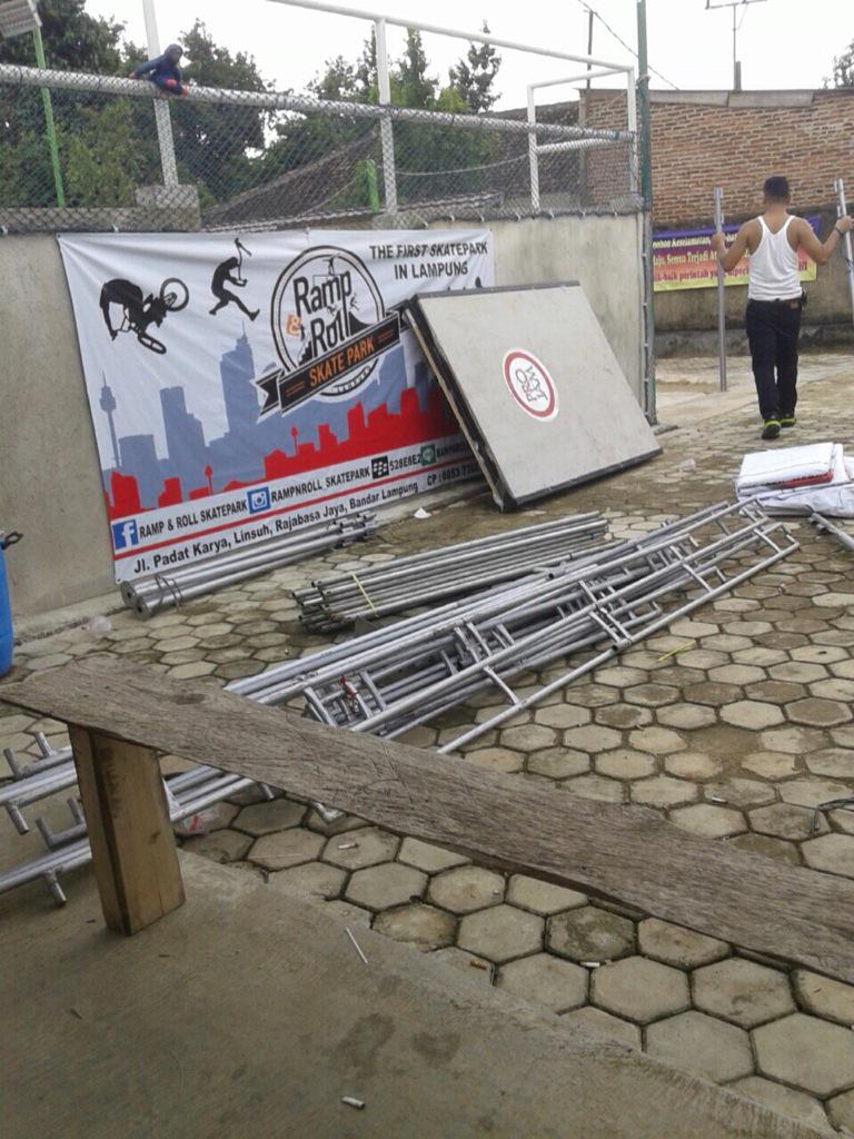 Preparing obstacle push and burn @rampnroll_skatepark lampung