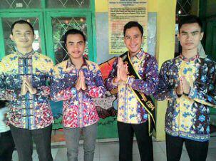 Putera Batik Heri, Ega Adi, Aglar, dan Adung saat melaksanakan Program Mengajak Anak Mencintai Batik :)