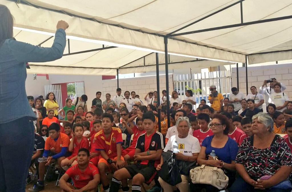 LoreniaValles_'s tweet photo. Encuentro con Deportistas de Hermosillo. #PorElDeporteHagamosEquipo! ⚽️ http://t.co/GAD9v9ImtN