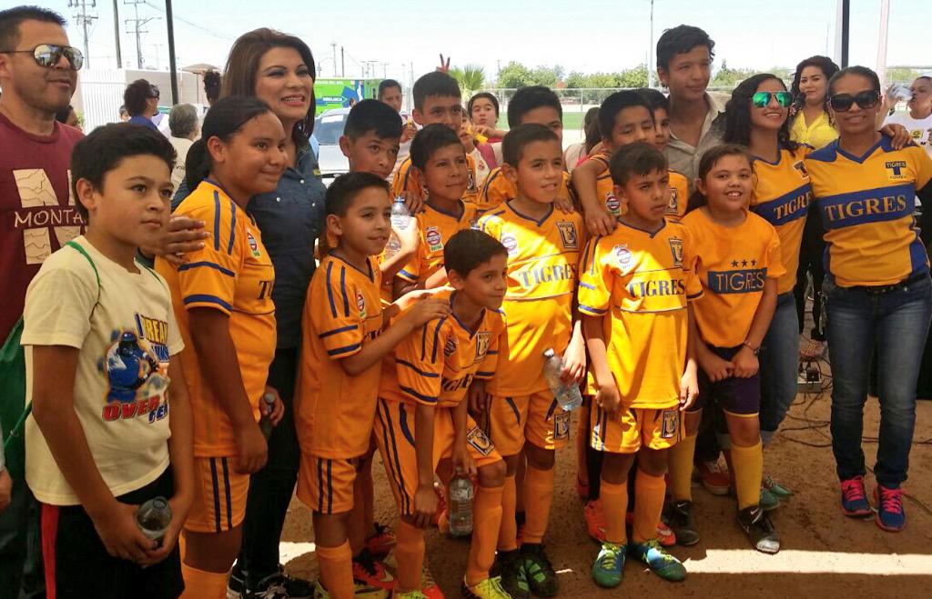 LoreniaValles_'s tweet photo. Encuentro con Deportistas de Hermosillo. #PorElDeporteHagamosEquipo! ⚽️ http://t.co/GAD9v9ImtN