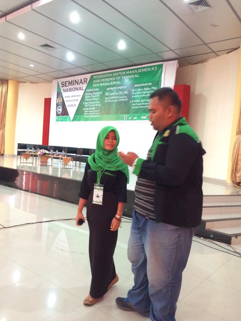 Sembari menunggu kedatangan pak sumakmur, penampilan dari akbar dan lasnah :)