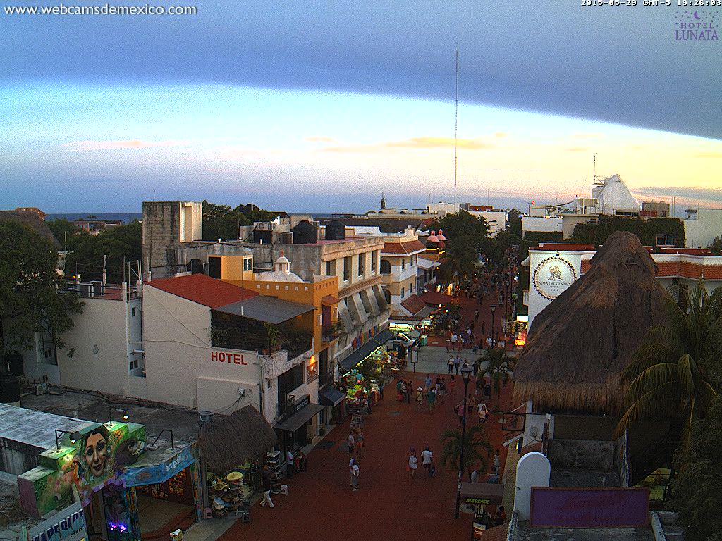 webcamsdemexico's tweet photo. El atardecer del último viernes de mayo 2015 en #PlayadelCarmen #QuintanaRoo. Vista @lunatahotel Quinta Avenida: http://t.co/vVjs8aFKRU