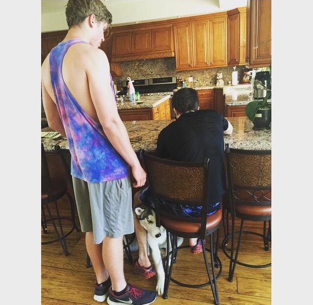 _Thorne_Remy's tweet photo. The fuck???? Why is he so fucking tall http://t.co/EiPPEJWfh6
