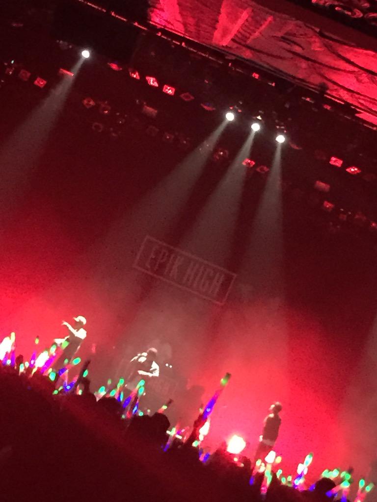 dfla_mnet's tweet photo. Forreal tho, someone get this intern a real camera #dfla #dumbfoundead #epikhigh #wilterntheatre http://t.co/79ArPEVVAL