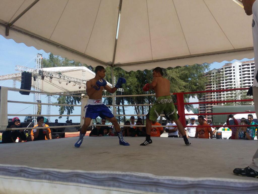 ShahrilComms's tweet photo. Pertandingan Tinju anjuran TwinTigers MMA menyaksikan peninju hebat dari tempatan. #KSP2015 @KBSMalaysia http://t.co/kzaKJDw4VW