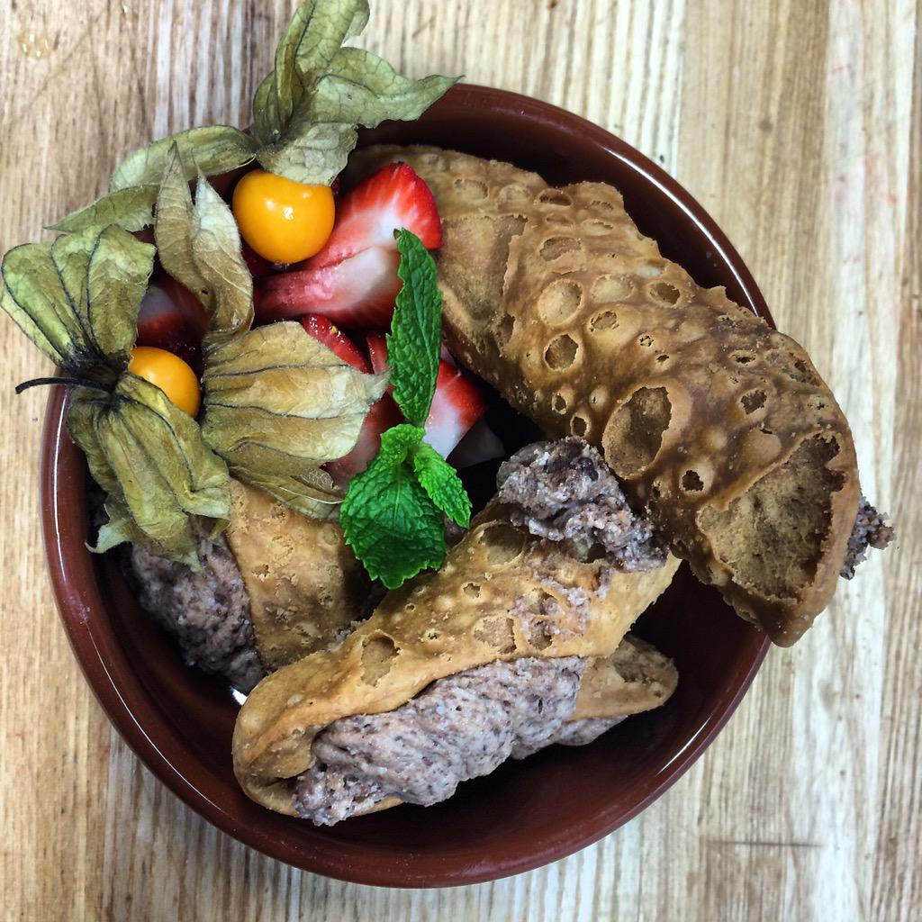 Cookies n Creme cannoli <a href="/ChefD_Kells/">Darby Kells</a> @docmci @TRSlipiec @PennyMcKinlay <a href="/WallysUrbanMkt/">Wally's Urban Market</a> @ericandersonCBC <a href="/yxedeli/">Riversdale Deli</a>