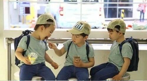 soompi's tweet photo. #DaeHan Takes Care of His Brothers and Feeds Them Ice Cream on "#SupermanReturns" http://t.co/JR9ebLgsmZ http://t.co/WQyvDTYsdq