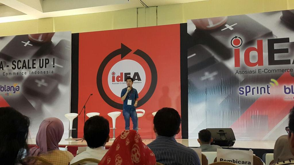 tokopedia's tweet photo. CEO Tokopedia, William Tanuwijaya sharing tntg prjalanan Tokopedia di forum UKM Indonesia #ScaleUp2015 @EcommerceID http://t.co/ihuxSBwuYy