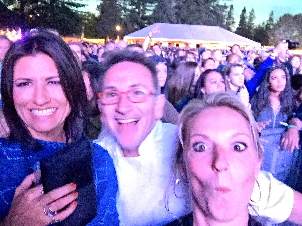 Hamming it up with @ronifieldsmoonen <a href="/RickMoonen/">Chef Rick Moonen</a> front stage w/ buds <a href="/Imaginedragons/">Imagine Dragons</a>! #Rockstars <a href="/FeastitForward/">FeastitForward</a>