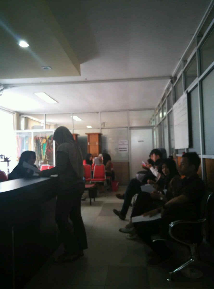 duwisTRK's tweet photo. Suasana peserta yang lagi nunggu giliran wawancara ... http://t.co/XdNEzgaAsd