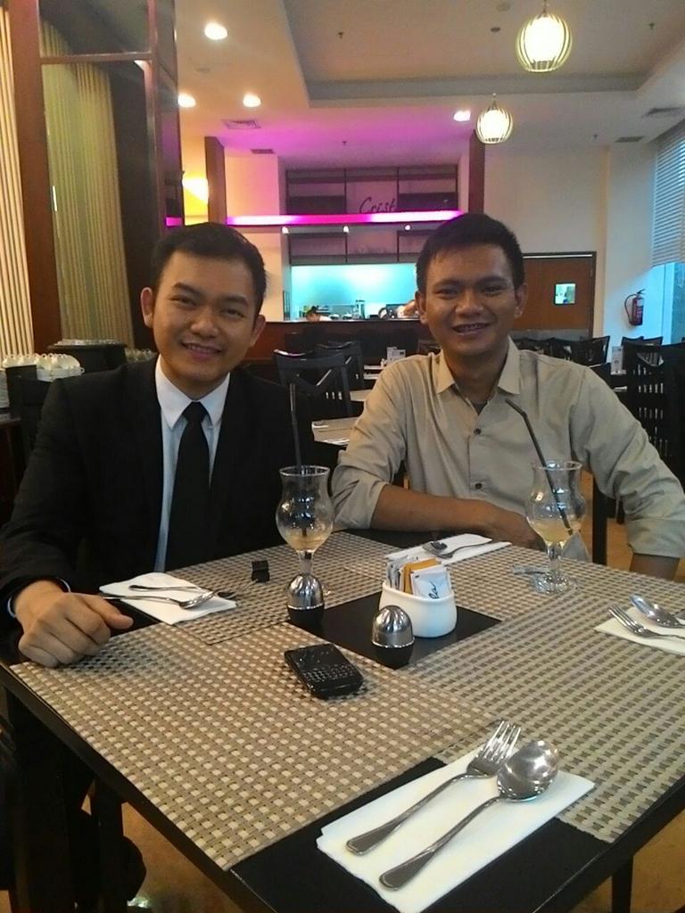 jonathanpratam's tweet photo. Bincang bisnis makin manis dengan layanan dan sajian di resto @QuestSurabaya #QuestSbyLaunching http://t.co/Ai0KHRllCS