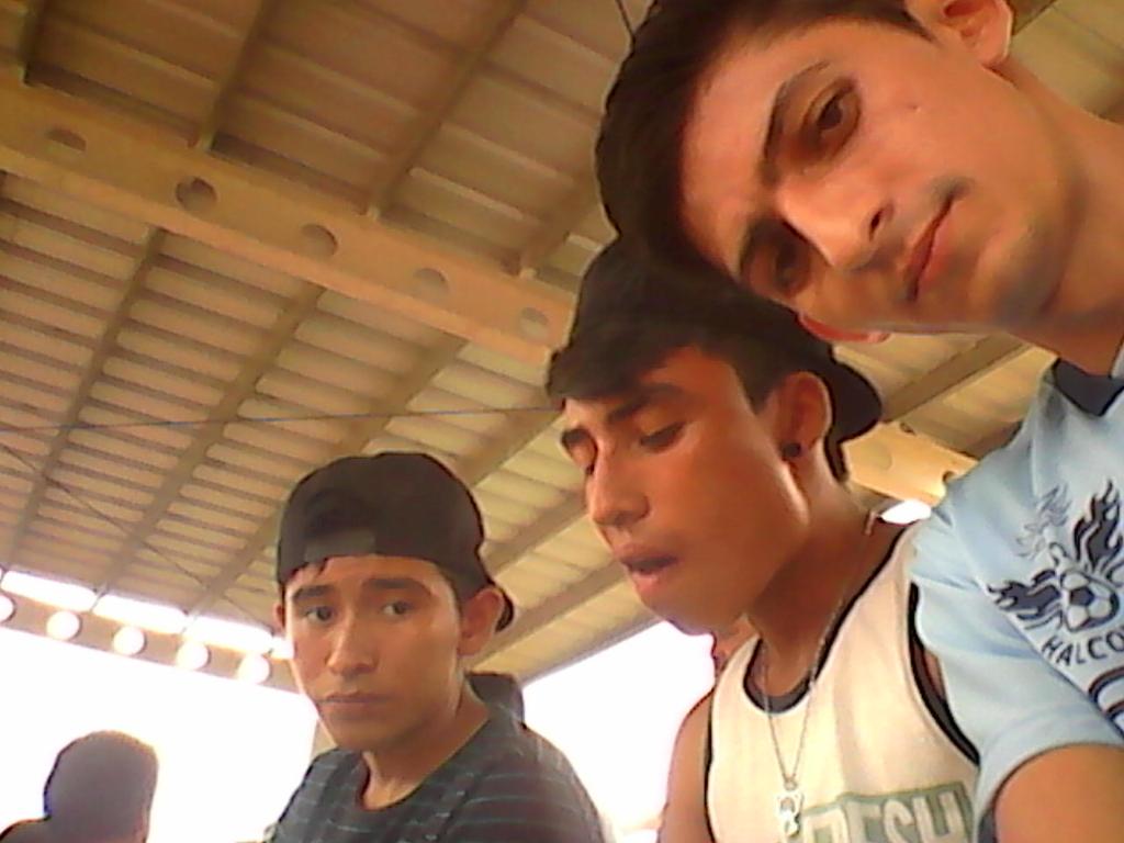 cesdominguez05's tweet photo. Amigos :3 http://t.co/edaz1cGvEb