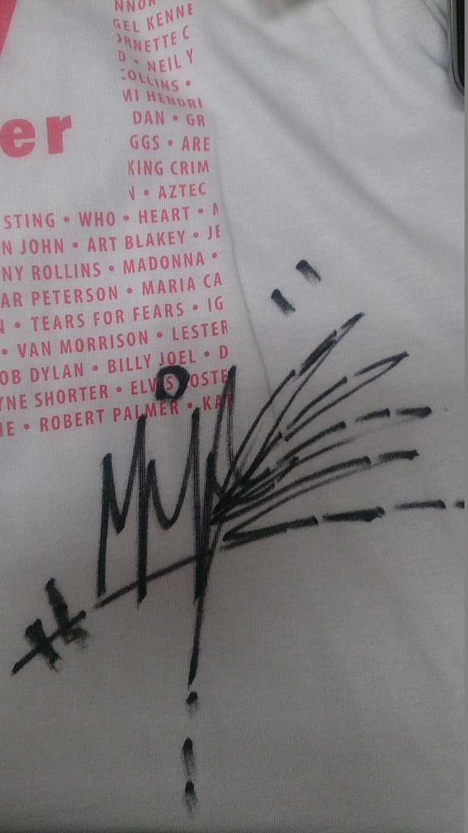 HMV_Ikebukuro's tweet photo. 【HMVエソラ池袋店TwitGet】そしてさらに！ワタナベマホト様よりサイン入りTシャツを頂きましたーっ！当アカウントフォロー＆RTで抽選1名様にプレゼント！6/2締切！発表はDMにて★当選商品は店頭お渡しとなります。 http://t.co/mOwJKKL2Gw