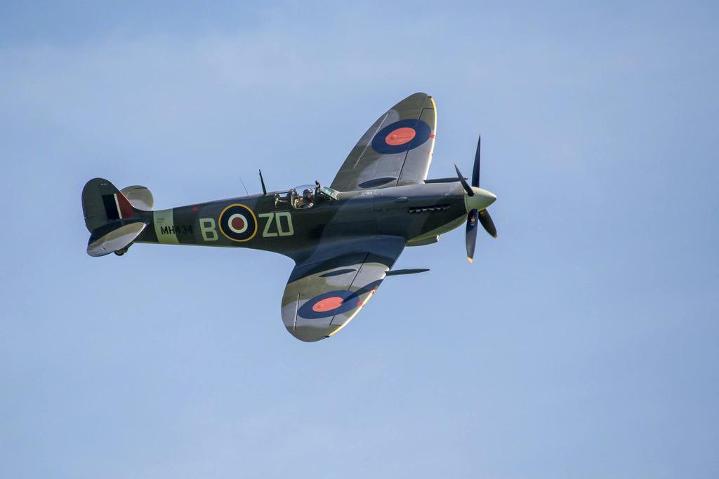 ChalkeFestival's tweet photo. In 4 wks time we'll be enjoying the incredible sights &amp; sounds of #CVHF #AirShow - don't miss! http://t.co/gf4WAKn83D http://t.co/fZGRqe7Aw0
