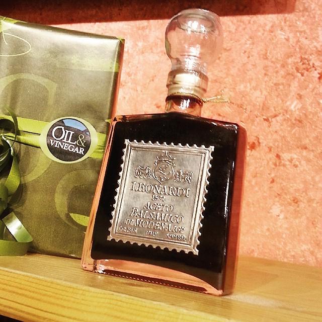 swordfish_101's tweet image. If a vinegar bottle looks this fancy, wonder how much the vinegar costs... #fancypackaging… ift.tt/1RxY8IB