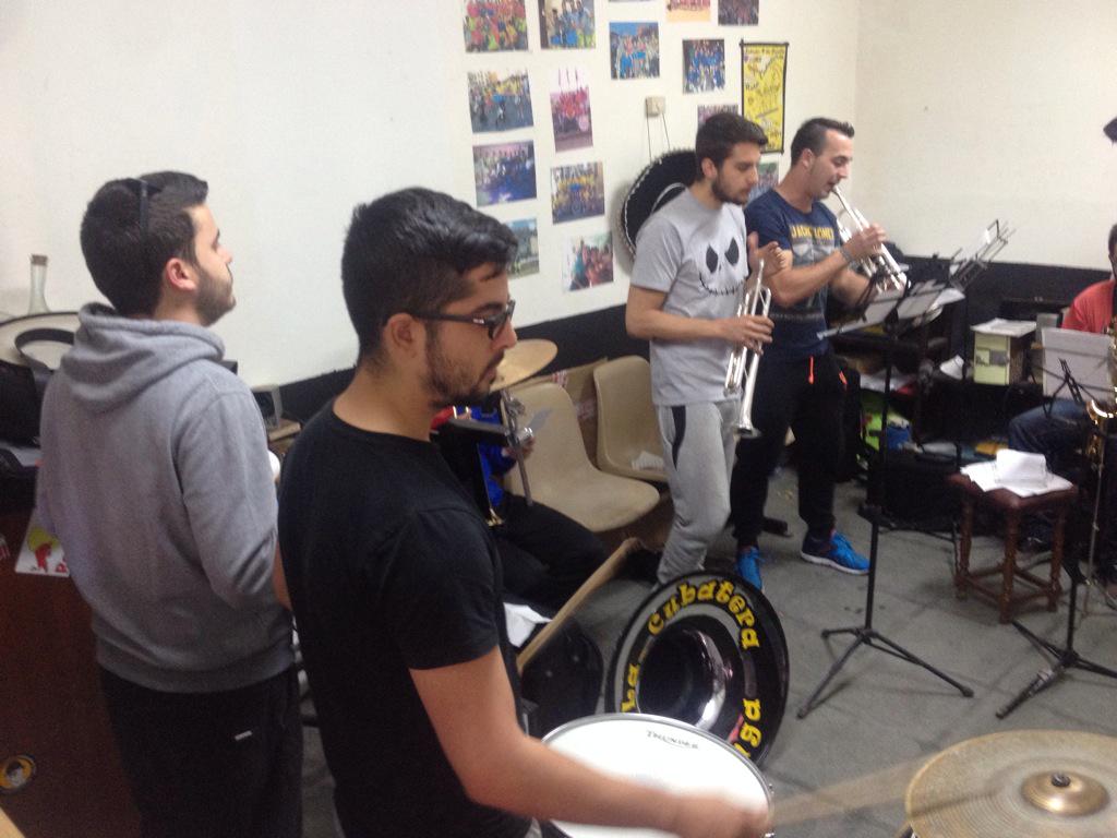 lacubatera's tweet photo. ¡¡¡Otro ensayo más!!! Próximo destino Benavente #lacubateratour2015 http://t.co/gIfFbDeG7w