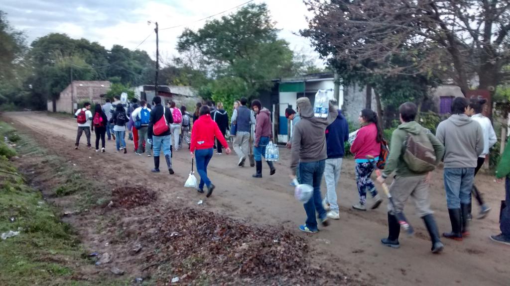 Fedeknuppel's tweet photo. Arranca día de #Construcción @TECHOarg en #CorrientesChaco. 20 viviendas de emergencia B°La Tosquera y Rio Paraná http://t.co/Qz9iOZX5LN