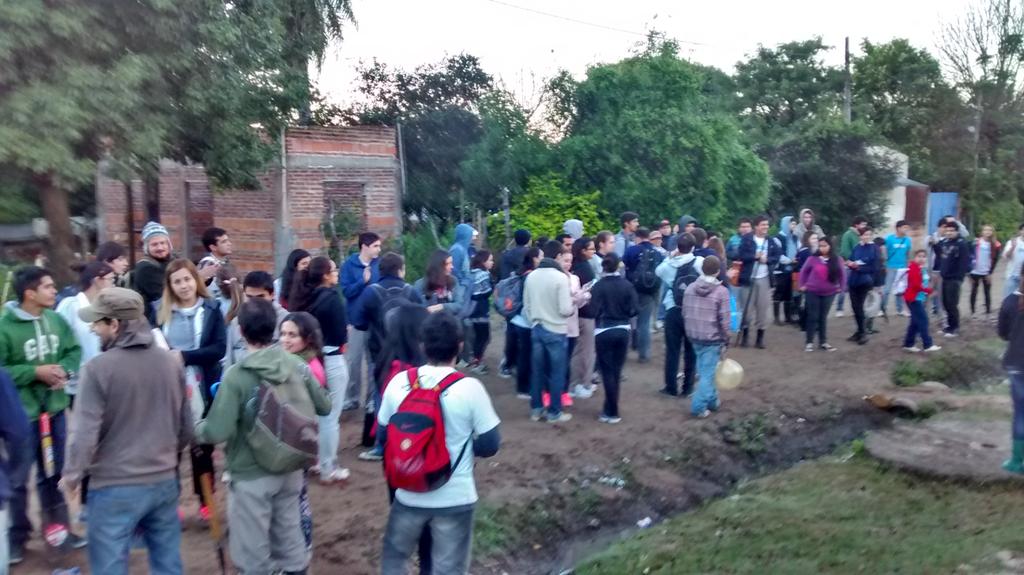 Fedeknuppel's tweet photo. Arranca día de #Construcción @TECHOarg en #CorrientesChaco. 20 viviendas de emergencia B°La Tosquera y Rio Paraná http://t.co/Qz9iOZX5LN