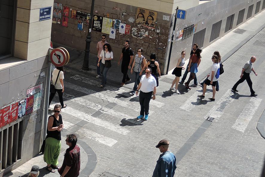 despaciopublico's tweet photo. #HamishFulton right now walking in Valencia one hour under the sun. Thanks! @espaivisor http://t.co/Yh2yGcOrwo