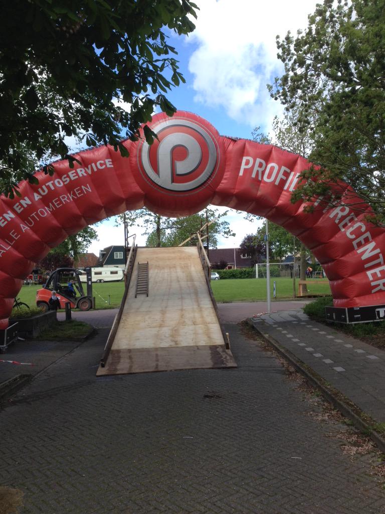 Om twee uur starten we met de spectaculaire zeepkistenrace!! Komt allen!! #rt