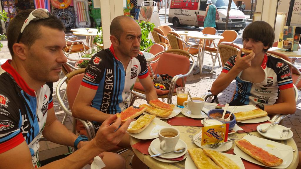 pedrofrias77's tweet photo. Cazorla Bike Team desallunando tostadas con aceite aove en Fuwngirola! !!! http://t.co/kvXQP0vJAE